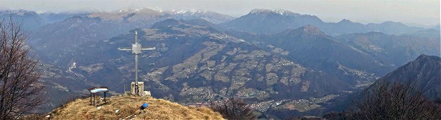 Alla croce del Pizzo Grande (1574 m) con il cielo velato dalla sabbia del Sahara (16 marzo 2022)